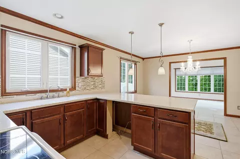 Kitchen - 2183 Bluestone Dr, Findlay, OH 45840 photo 5 of 6