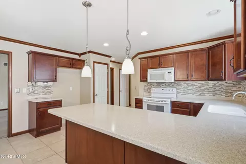 Kitchen - 2183 Bluestone Dr, Findlay, OH 45840 photo 4 of 6
