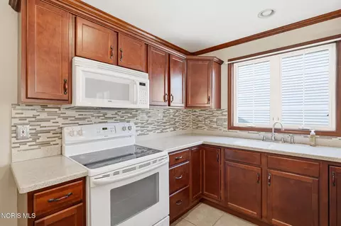 Kitchen - 2183 Bluestone Dr, Findlay, OH 45840 photo 3 of 6