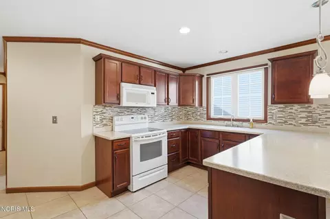 Kitchen - 2183 Bluestone Dr, Findlay, OH 45840 photo 1 of 6