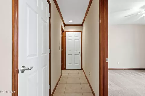 Entry Way - 2183 Bluestone Dr, Findlay, OH 45840 photo 2 of 2