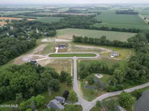 135 Coach House Loop, Bowling Green, OH 43402