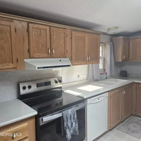 Kitchen - 4547 County Road 15-75 County Road 15-75, Bryan, OH 43506 photo 2 of 3