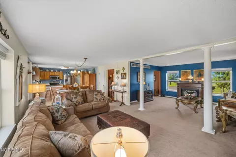 Living - 3713 Holcomb Rd, Bradner, OH 43406 photo 4 of 5