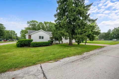 112 Warner St, Walbridge, OH 43465 photo 4