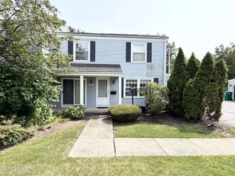 3752 Lakepointe Dr, Northwood, OH 43619