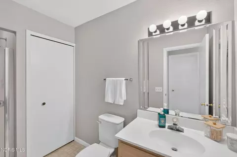 Bath - 6049 Suffolk Ln, Maumee, OH 43537 photo 1 of 4
