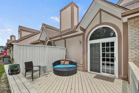 Exterior - 6049 Suffolk Ln, Maumee, OH 43537 photo 2 of 4