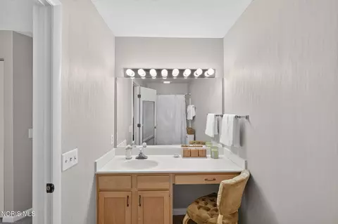 Bath - 6049 Suffolk Ln, Maumee, OH 43537 photo 2 of 4