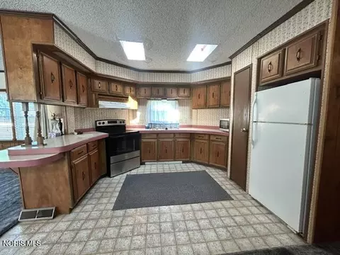 Kitchen - 4601 Williams County Rd 15 Apt Lot #LOT 100, Bryan, OH 43506 photo 2 of 3