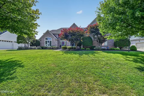 558 Laguna Pt, Holland, OH 43528