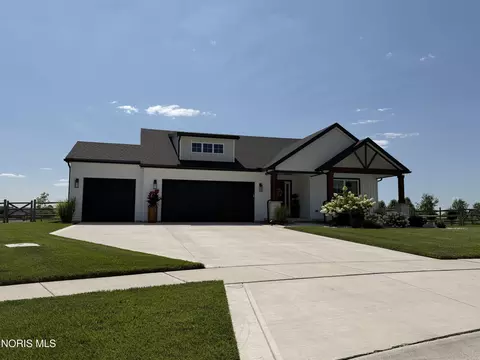 1403 Roberts Cir, Waterville, OH 43566