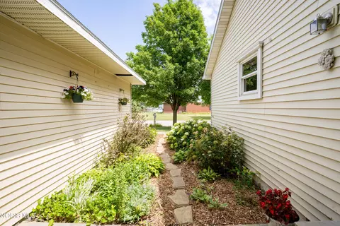 Exterior - 401 Degroff Ave, Archbold, OH 43502 photo 3 of 6