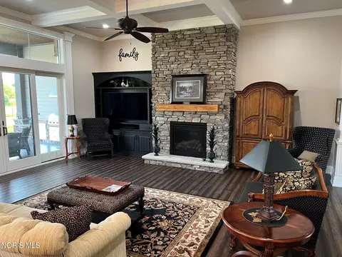 Living - 4045 Coder Cove Ct, Maumee, OH 43537 photo 2 of 4