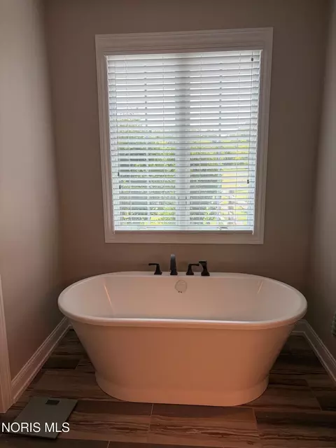 Bath - 4045 Coder Cove Ct, Maumee, OH 43537 photo 5 of 9