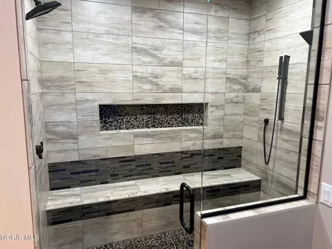 Bath - 4045 Coder Cove Ct, Maumee, OH 43537 photo 4 of 9