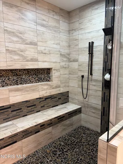 Bath - 4045 Coder Cove Ct, Maumee, OH 43537 photo 6 of 9