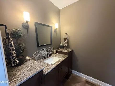 Bath - 4045 Coder Cove Ct, Maumee, OH 43537 photo 7 of 9
