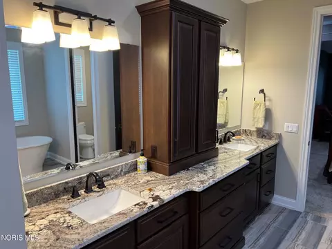 Bath - 4045 Coder Cove Ct, Maumee, OH 43537 photo 2 of 9