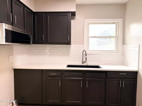 Kitchen - 5652 Rudyard Rd, Sylvania, OH 43560 photo 5 of 6