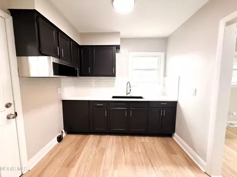 Kitchen - 5652 Rudyard Rd, Sylvania, OH 43560 photo 4 of 6