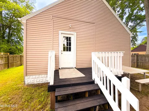 Exterior - 5652 Rudyard Rd, Sylvania, OH 43560 photo 7 of 10