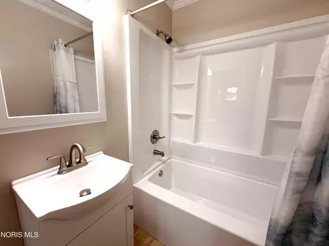 Bath - 5652 Rudyard Rd, Sylvania, OH 43560 photo 1 of 2