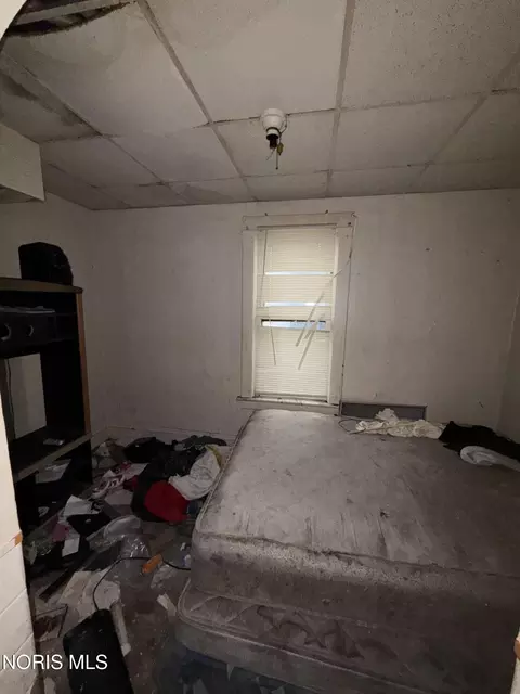 Bedroom - 3237 Maple St, Toledo, OH 43608 photo 3 of 7