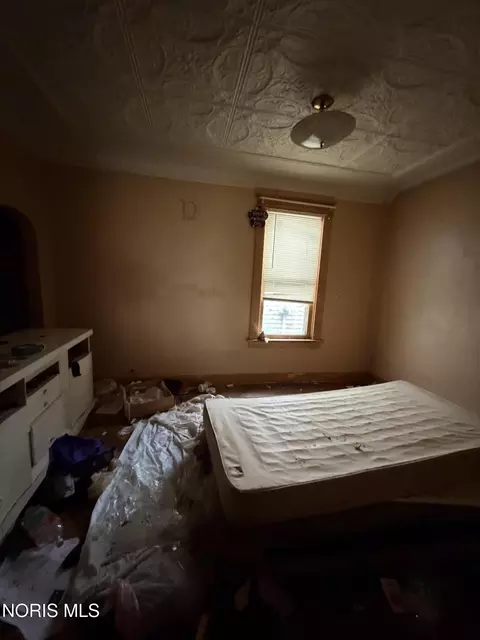 Bedroom - 3237 Maple St, Toledo, OH 43608 photo 2 of 7