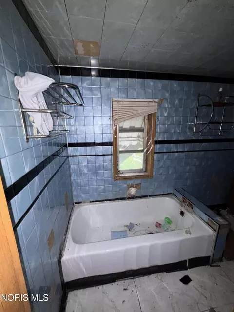 Bath - 3237 Maple St, Toledo, OH 43608 photo 2 of 4
