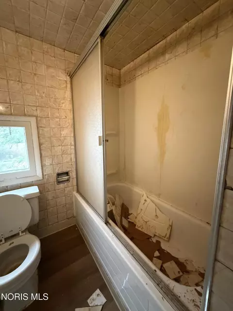 Bath - 3237 Maple St, Toledo, OH 43608 photo 4 of 4