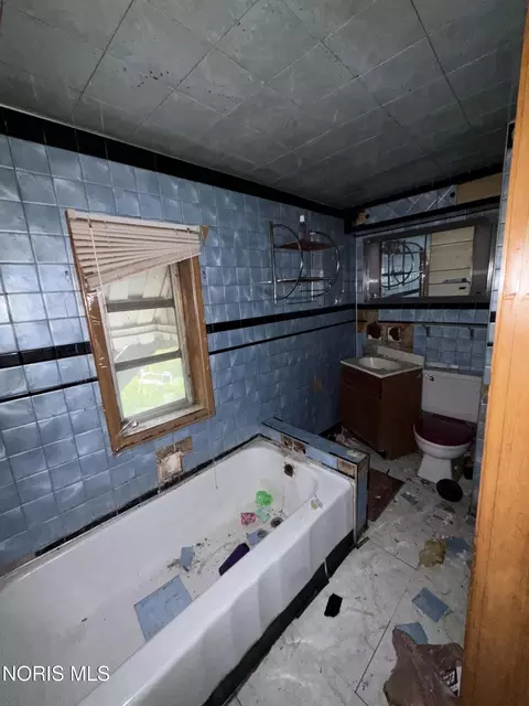 Bath - 3237 Maple St, Toledo, OH 43608 photo 1 of 4