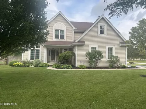 1067 Hunters Run Rd, Perrysburg, OH 43551