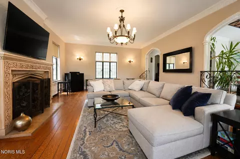 Living - 2908 River Rd, Maumee, OH 43537 photo 1 of 2