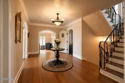 Entry Way - 2908 River Rd, Maumee, OH 43537 photo 2 of 5
