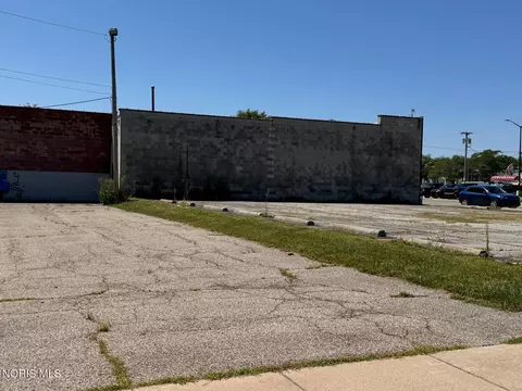 208 E Butler St, Bryan, OH 43506 photo 2