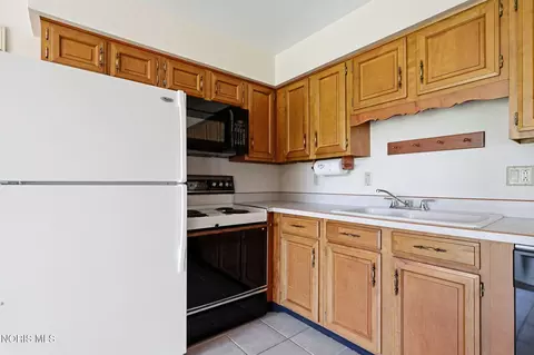 Kitchen - 720 E Sandusky St, Findlay, OH 45840 photo 4 of 5