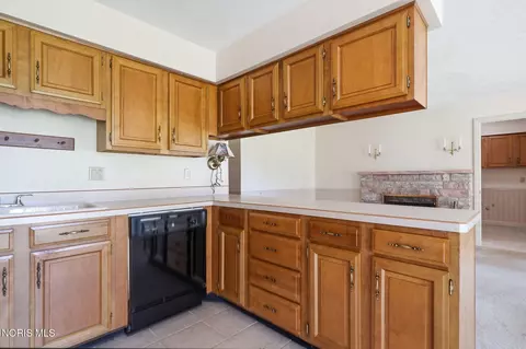 Kitchen - 720 E Sandusky St, Findlay, OH 45840 photo 3 of 5