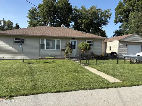 1035 Mambrino Rd, Oregon, OH 43616