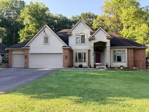 8563 Royal Birkdale Ln, Holland, OH 43528