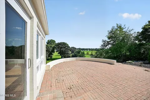 Exterior - 2708 Riverview Dr, Maumee, OH 43537 photo 5 of 16