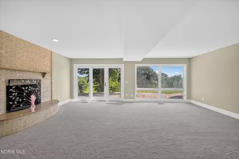 Living - 2708 Riverview Dr, Maumee, OH 43537 photo 5 of 9