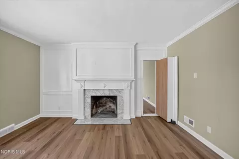 Living - 2708 Riverview Dr, Maumee, OH 43537 photo 6 of 9