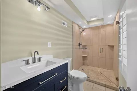 Bath - 2708 Riverview Dr, Maumee, OH 43537 photo 2 of 4