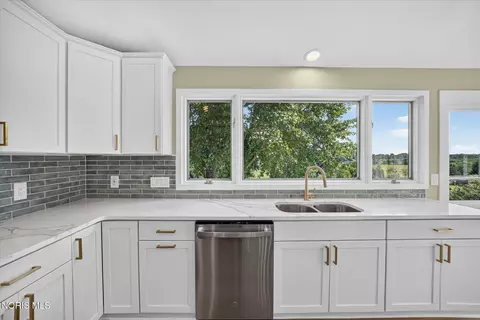 Kitchen - 2708 Riverview Dr, Maumee, OH 43537 photo 2 of 5