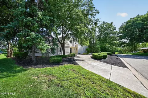 Exterior - 2708 Riverview Dr, Maumee, OH 43537 photo 1 of 16