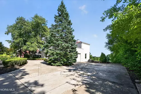 Exterior - 2708 Riverview Dr, Maumee, OH 43537 photo 2 of 16