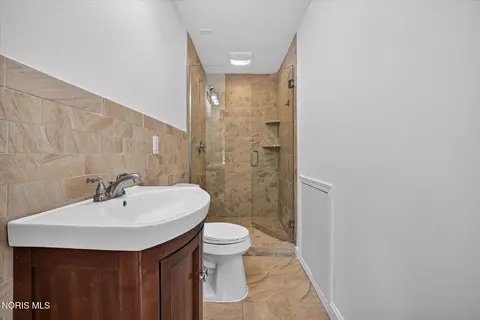 Bath - 2708 Riverview Dr, Maumee, OH 43537 photo 3 of 4