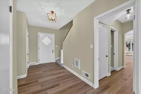 Entry Way - 2708 Riverview Dr, Maumee, OH 43537 photo 4 of 8
