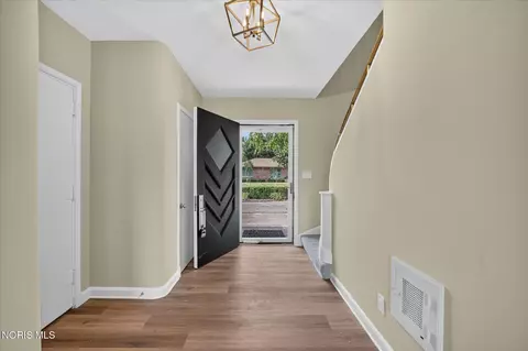 Entry Way - 2708 Riverview Dr, Maumee, OH 43537 photo 2 of 8